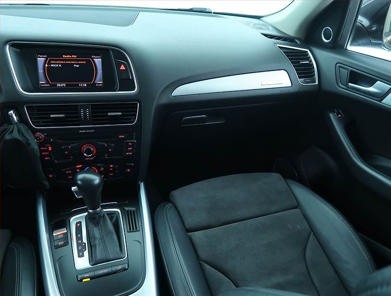 Audi Q5 (2009) Exclusive 2.0 TDI, 4X4 - fotka 8 z 19