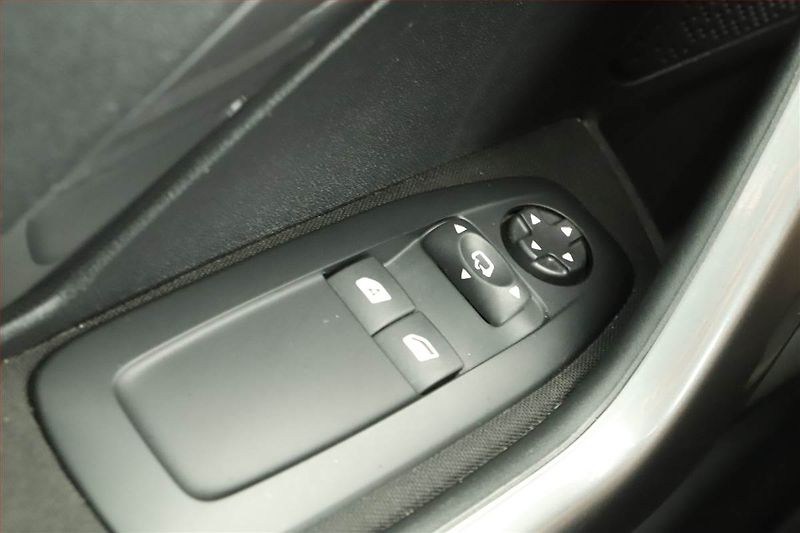 Peugeot 2008 (2018) 1.2 PureTech, Automat - fotka 14 z 14