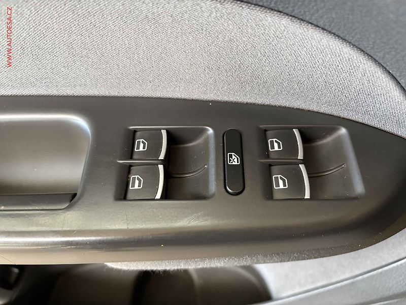 Volkswagen Touran (2011) 1.6 TDI, autoAC - fotka 12 z 15