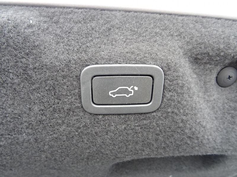 Jaguar XE D180 R - Dynamic SE - fotka 12 z 47