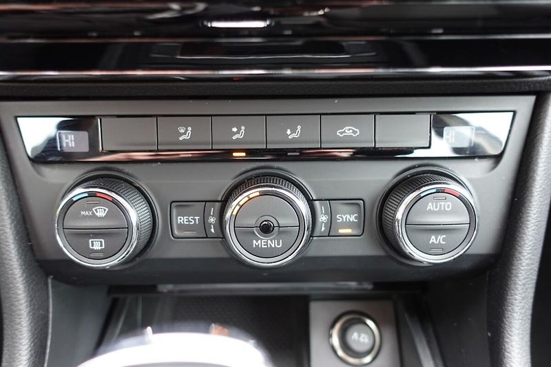 Škoda Superb 1.4 TSI 110kW Active Combi DSG - fotka 20 z 26
