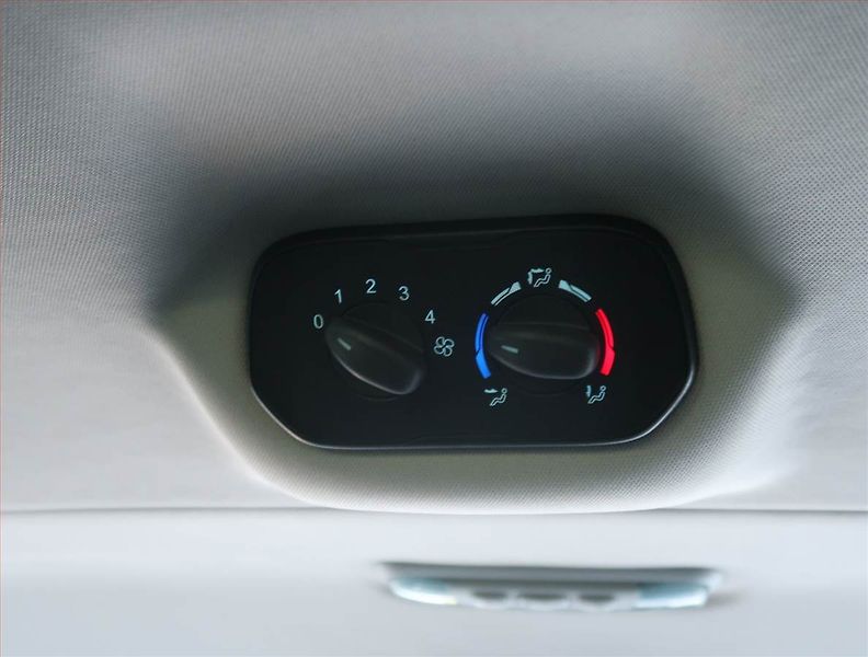 Ford Tourneo Custom (2015) Titanium 2.2 TDCi, ČR - fotka 24 z 25