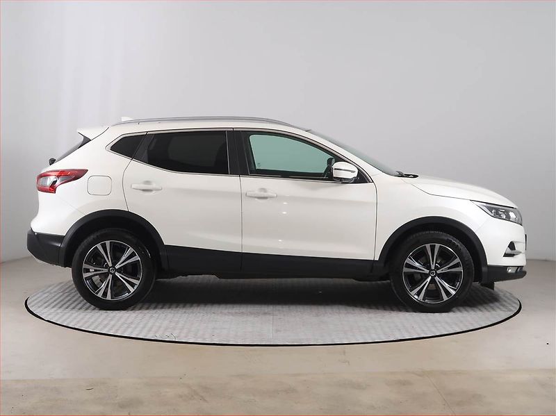 Nissan Qashqai (2019) 1.3 DIG-T, Serv.kniha, Navi - fotka 6 z 17