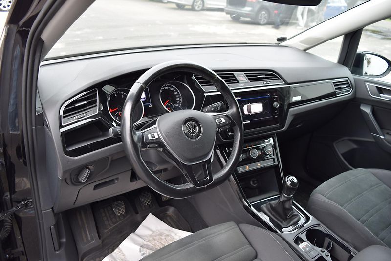 Volkswagen Touran (2017) 1.4TSI 110kw 7MÍST HIGHLIN TAŽ - fotka 23 z 48