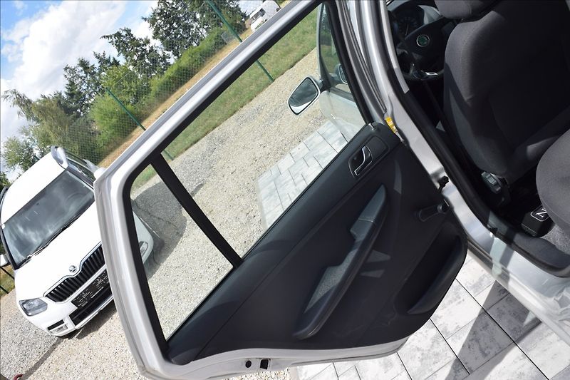 Škoda Fabia 1,4 i 55KW NOVÁ STK AUTOMAT - fotka 28 z 44
