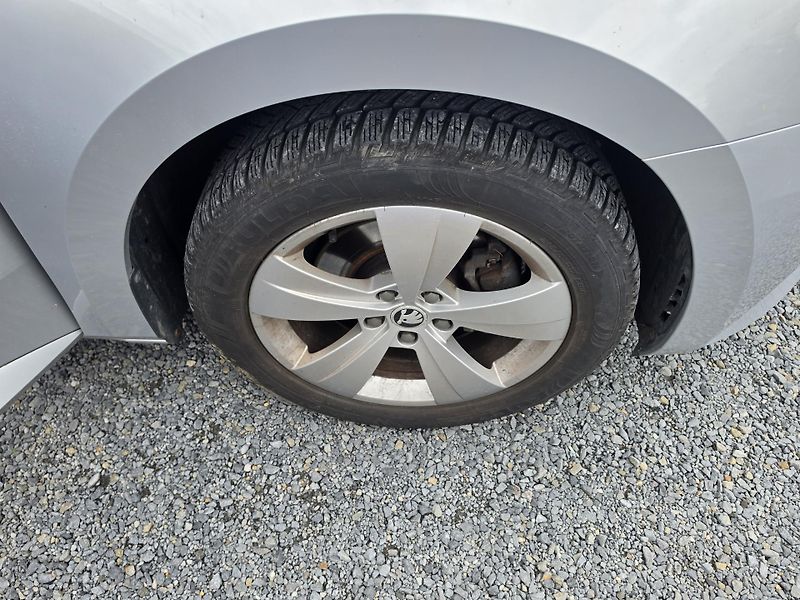 Škoda Superb 2.0 TDI Led DSG 4x4 Canton  - fotka 7 z 21