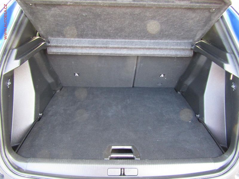 Peugeot 2008 (2021) 1.5 HDi, ČR, Allure, navi - fotka 7 z 21