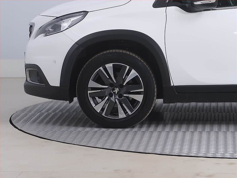 Peugeot 2008 (2016) Allure 1.2 PureTech, Automat - fotka 15 z 23