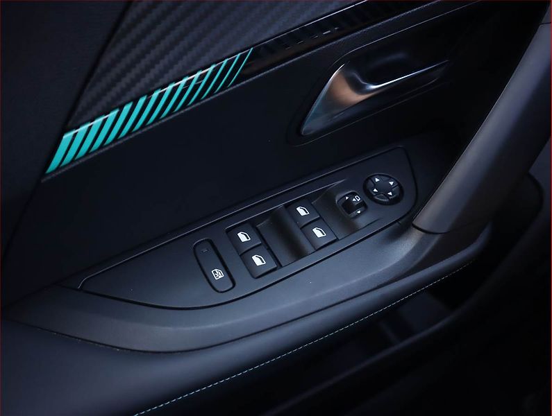 Peugeot 2008 (2021) Allure 50 kWh, SoH 91% - fotka 22 z 25