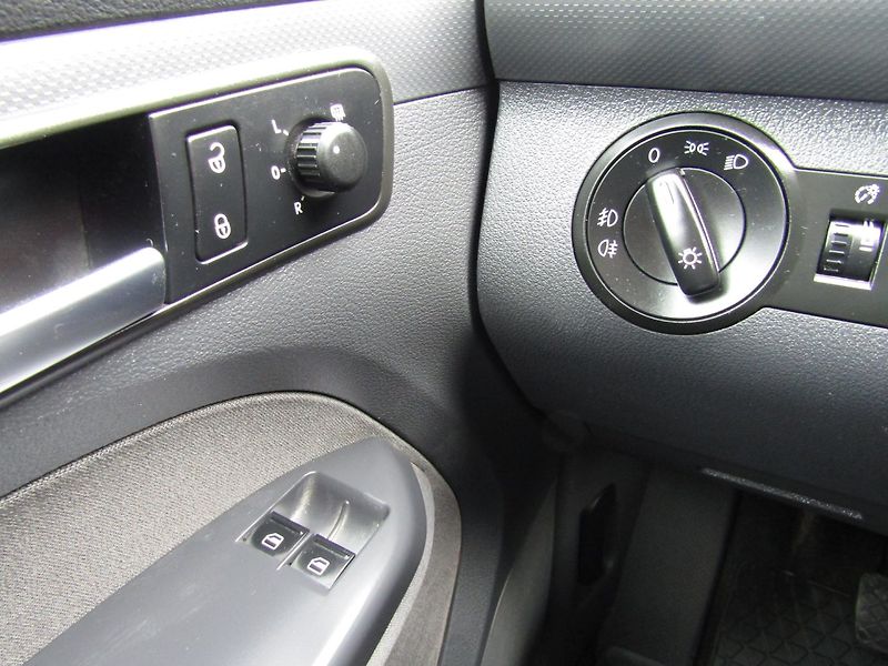 Volkswagen Caddy (2013) 1.6 TDI 75kW  7 MÍST - fotka 28 z 37