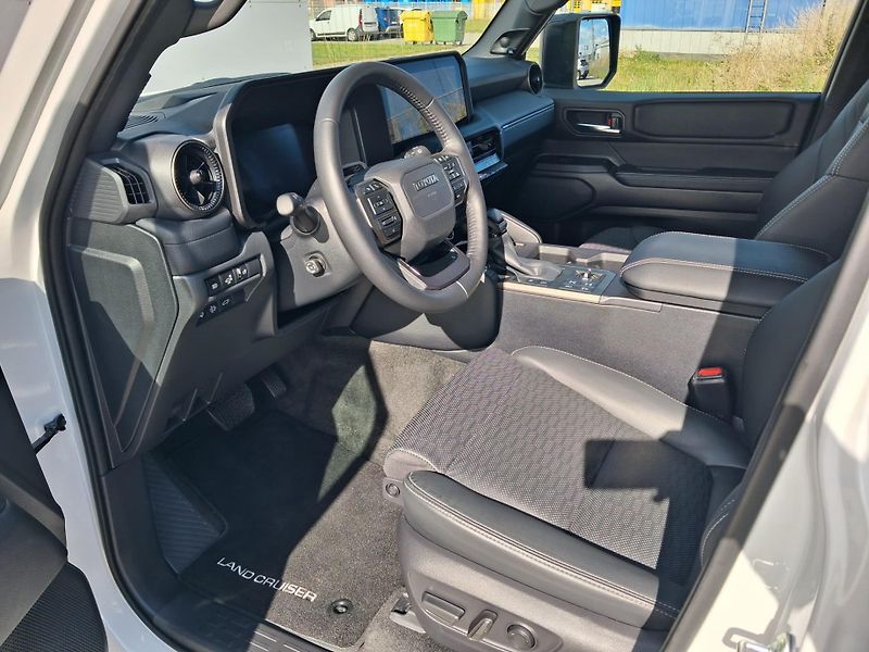 Toyota Land Cruiser 2.8 D-4D 6AT Executive MHEV AW - fotka 11 z 29