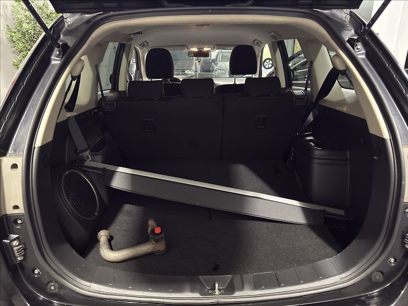Mitsubishi Outlander 2,3   DI-D 4X4 7MÍST SPORT TZ - fotka 27 z 39