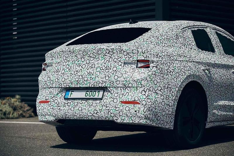 Vybraní motorističtí novináři již za sebou mají první testovací kilometry s Enyaqem iV Coupe