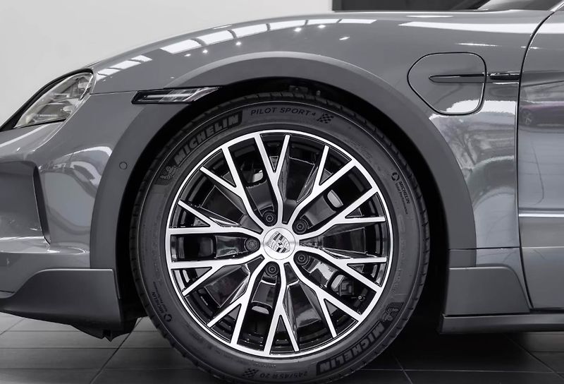 Porsche Taycan 4 Cross Turismo HuD Pano Venti - fotka 6 z 23