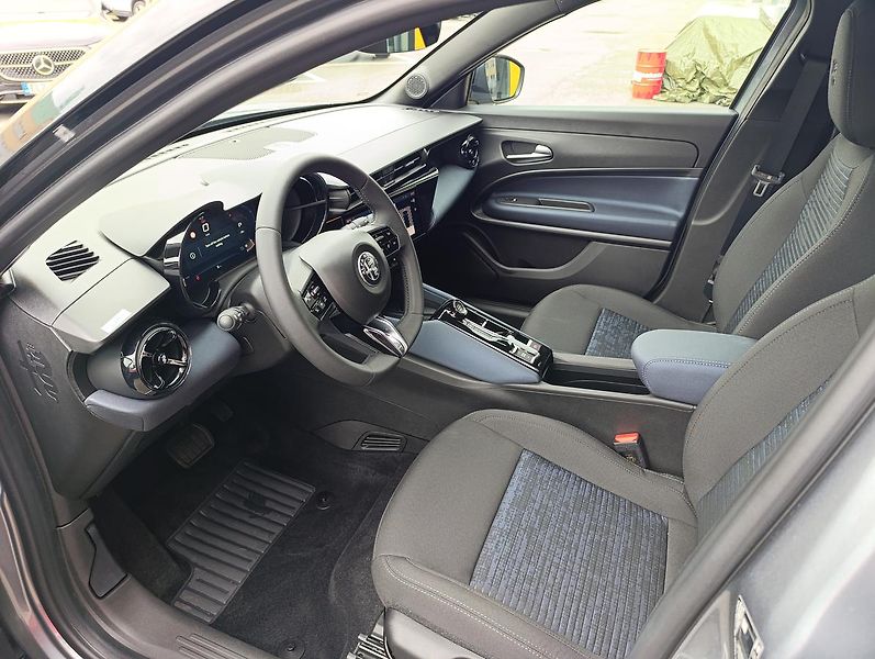 Alfa Romeo Junior (2026) Ibrida 1,2 145k eDCT6 - fotka 11 z 20