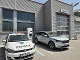 Roadtrip na Balkán: Nabíjení v Mostaru poprvé, u autosalonu Volkswagenu bylo opět nutné požádat, aby přeparkovali klasické auto a uvolnili místo