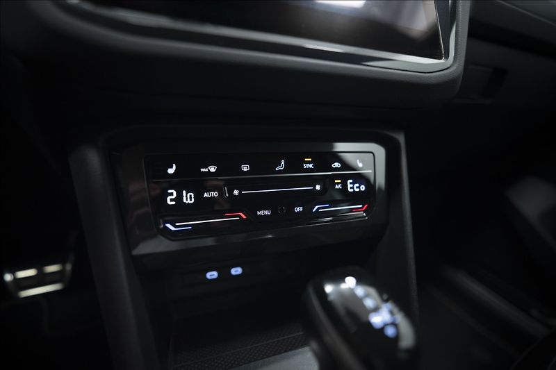 Volkswagen Tiguan 1,4 TSI DSG eHYBRID R-LINE ČR - fotka 29 z 46