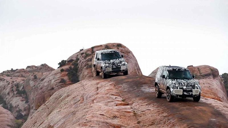 Zamaskovaný Land Rover Defender