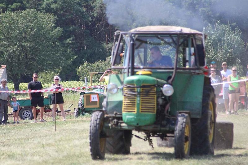 Podivínský mazec nabídl svůj třináct ročník. Jedinečná traktoriáda na Břeclavsku lákala poslední červencovou sobotu na spanilou jízdu, závody i přehlídku několika veteránů.