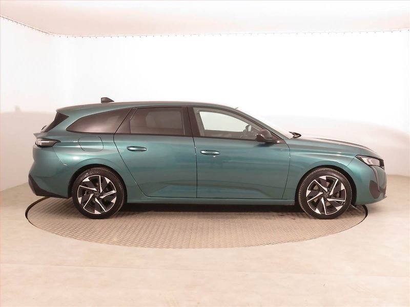 Peugeot 308 (2022) Allure Pack 1.5 BlueHDi - fotka 6 z 17