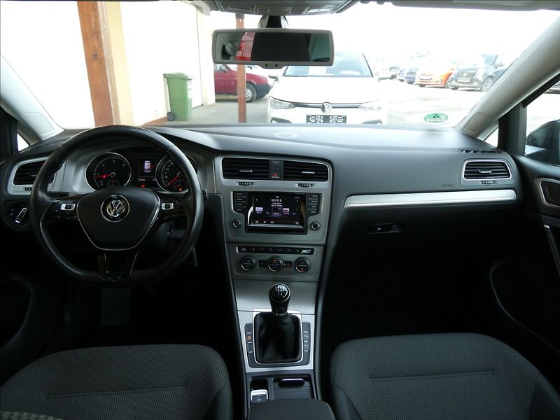 Volkswagen Golf 1,6 TDi 77kW serviska, xenony - fotka 28 z 50