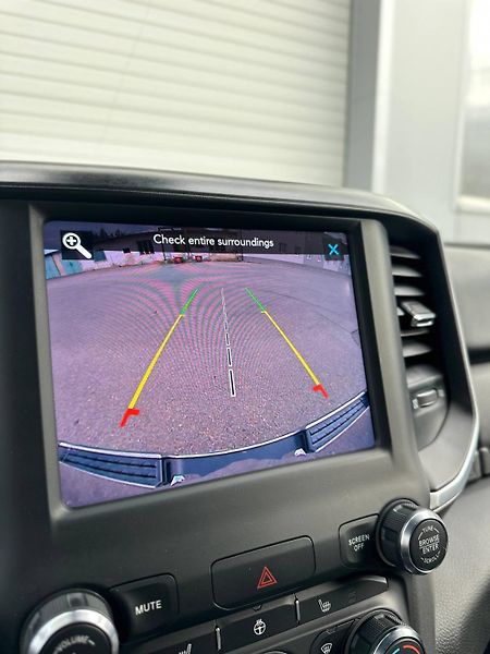 Dodge RAM (2021) 1500 BIG HORN 5.7 V8 HEMI 4x4 - fotka 28 z 31