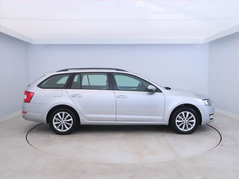 Škoda Octavia (2013) Ambition 1.6 TDI, Serv.kniha - fotka 6 z 13