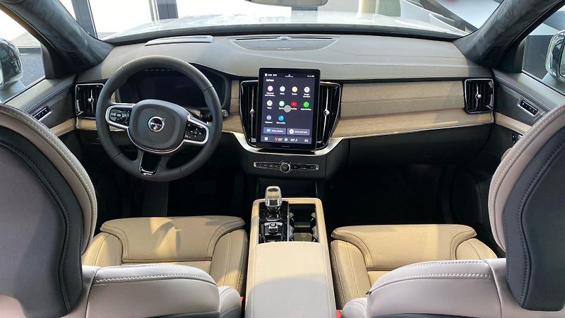 Volvo XC90 (2026) ULTRA DARK, T8 AWD, 228+107 kW - fotka 12 z 14