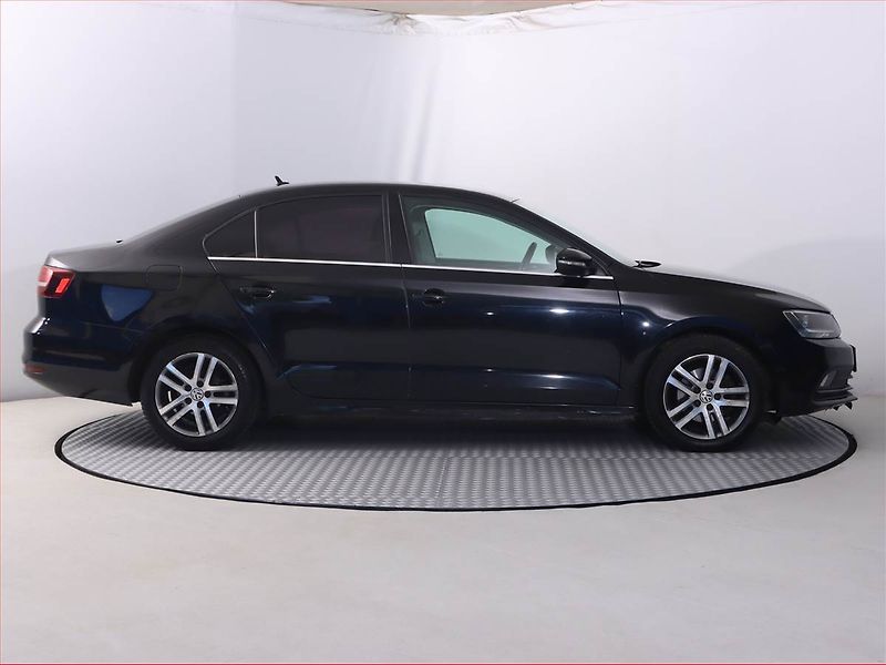 Volkswagen Jetta (2017) Highline 2.0 TDI, Navi - fotka 6 z 19