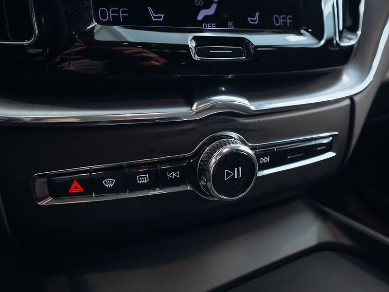 Volvo XC60 B4 AWD Momentum Pro - fotka 21 z 28