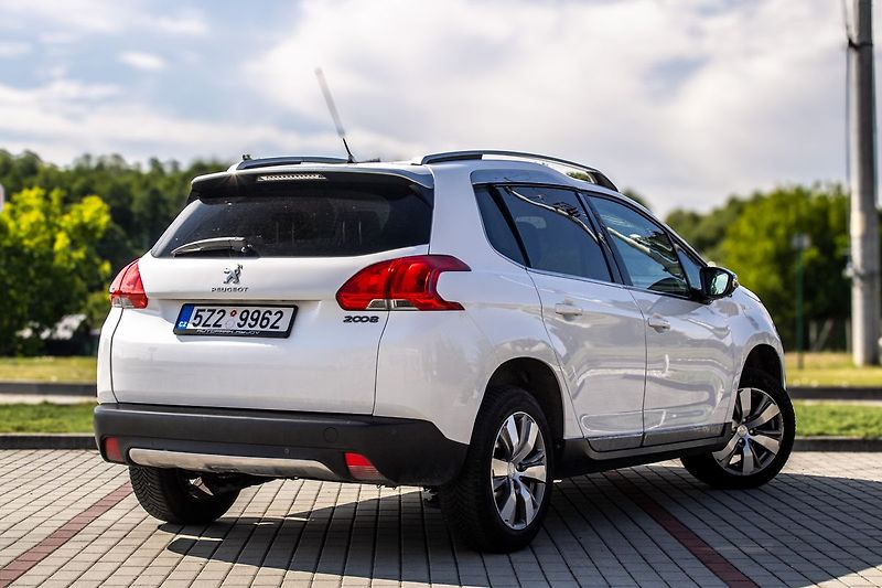 Peugeot 2008 1.2 PureTech - fotka 5 z 17