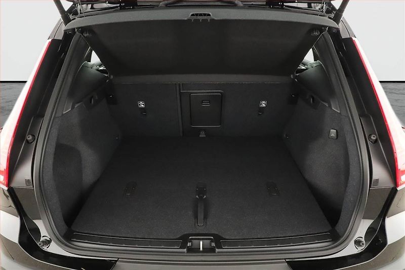 Volvo XC40 (2026) B3 - fotka 10 z 23