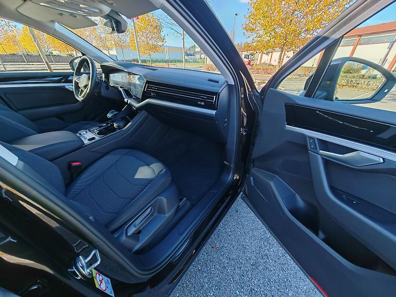 Volkswagen Touareg (2022) ČR, 1.majitel, tažné, servis - fotka 13 z 38