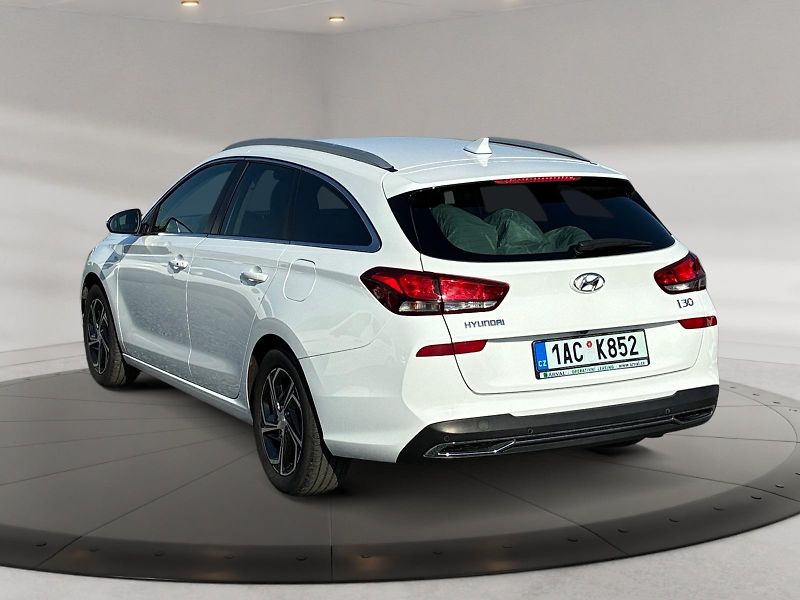 Hyundai i30 (2024) SMART 1.5T-GDI 118kW CZ DPH - fotka 4 z 11