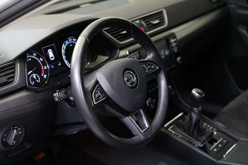 Škoda Superb - fotka 14 z 26
