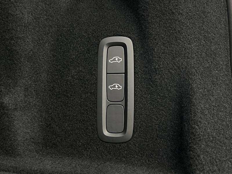 Volvo XC60 B5 AWD DARK PLUS AUT CZ - fotka 47 z 49