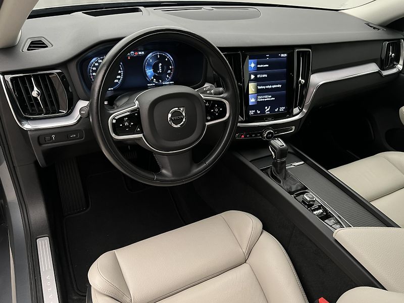 Volvo V60 D4 MOMENTUM AUT - fotka 4 z 46