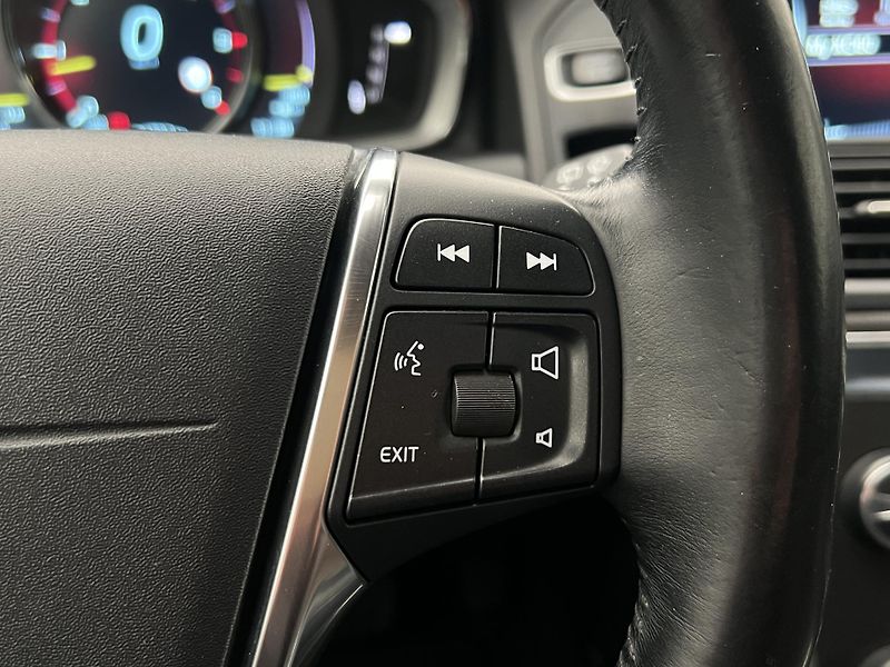Volvo XC60 D5 AWD SUMMUM AUT CZ - fotka 22 z 38