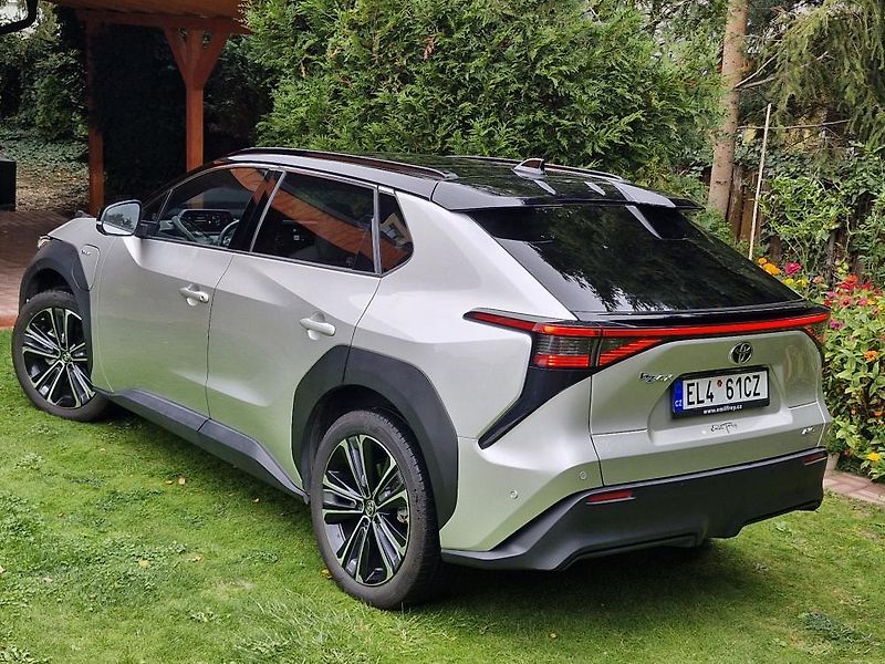 Toyota bZ4X (2025) plná výbava, nevyužité - fotka 10 z 12