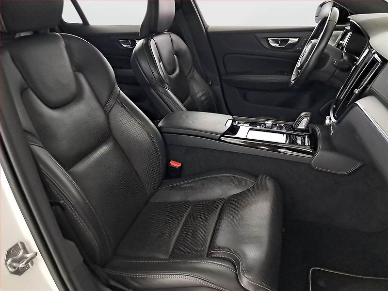 Volvo V60 (2021) R-Design T8 Twing Engine - fotka 9 z 27