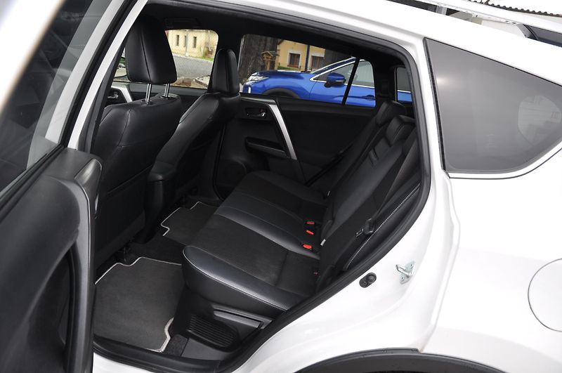 Toyota RAV4 2.5 Hybrid - fotka 7 z 22