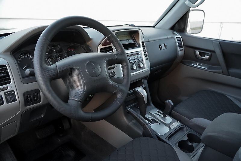 Mitsubishi Pajero 3.2 Di-D 4x4 AUTOMAT - fotka 31 z 32