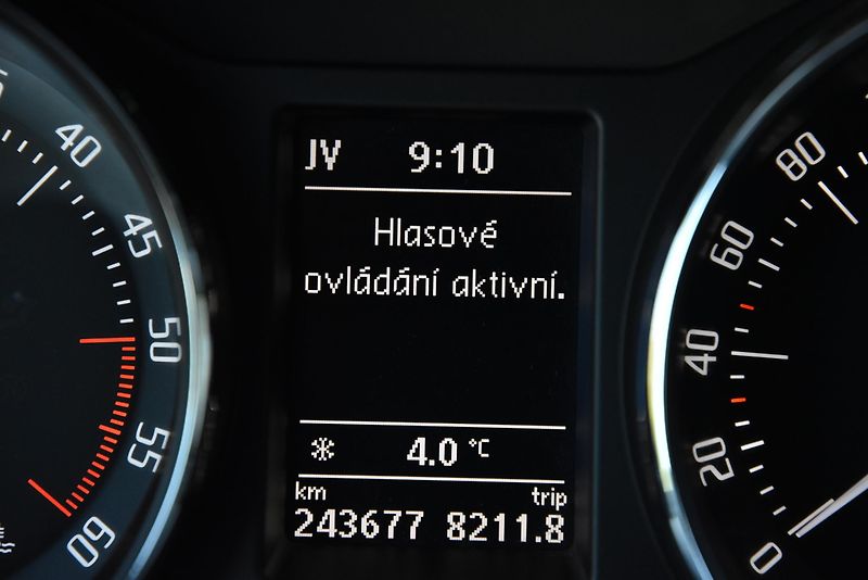Škoda Superb 2.0 TDi CR,NAVI,VÝHŘEV,XENONY - fotka 19 z 45