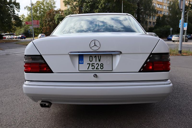 Mercedes-Benz 124 W124 320 E Sedan (1993) - fotka 18 z 32