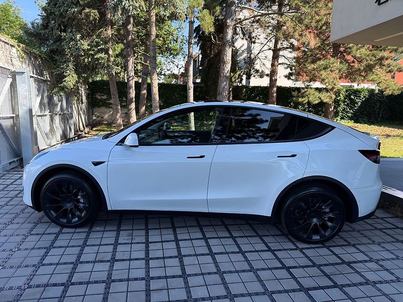 Tesla Model Y Long Range AWD - fotka 3 z 39