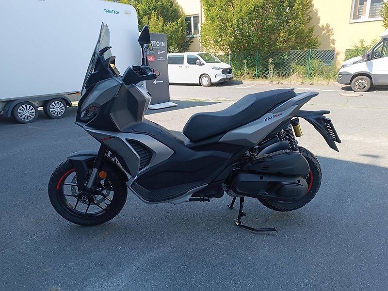 Aprilia (2026) SR GT 400 Boulder Grey - fotka 4 z 11