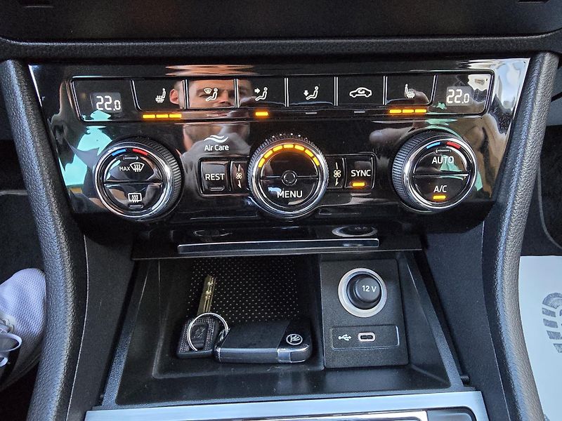 Škoda Superb 2,0 TDI DSG STYLE VIRTUAL NAVI - fotka 12 z 51