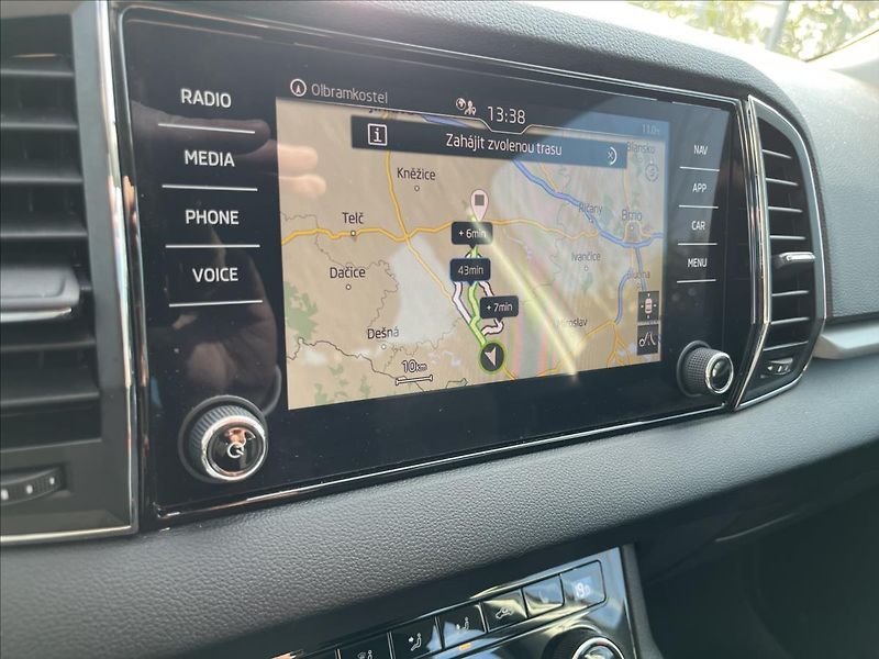 Škoda Karoq 2,0 TDi 110 4x4 DSG TAŽNÉ -DPH - fotka 18 z 47