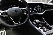 Volkswagen Touareg 3.0 TDI ve výbavě R-line.