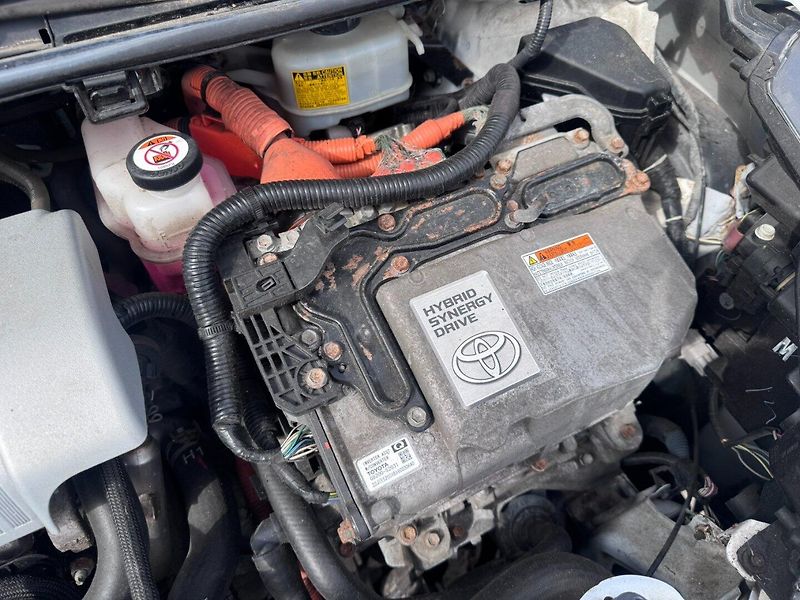 Toyota Yaris (2016) HYBRID 1,5 54 KW STK AUTOMAT - fotka 35 z 36